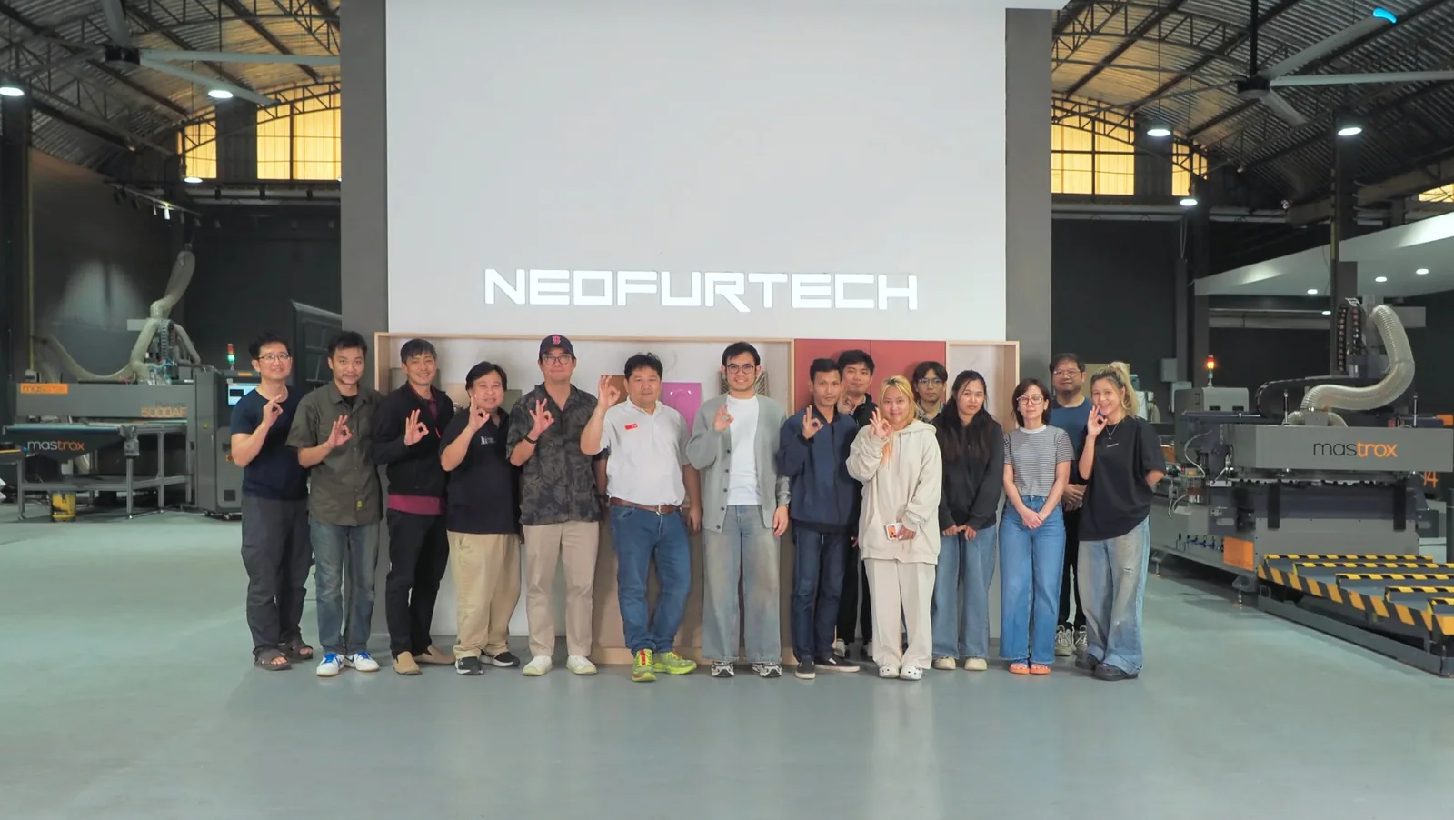 ผู้เข้าอบรมคอร์ส PanelOrca ถ่ายรูปหมู่กับทีมงานที่โชว์รูม Neofurtech