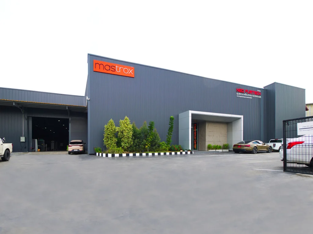 ด้านหน้าอาคารโชว์รูม Neofurtech และ Mastrox พร้อมทางเข้า Experience Center ศูนย์รวมเครื่องจักรงานไม้อัตโนมัติ