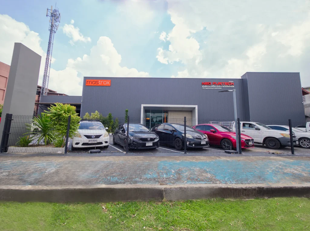 อาคารโชว์รูม Neofurtech และ Mastrox มองจากฝั่งถนน ศูนย์รวมเครื่องจักรงานไม้อัตโนมัติ